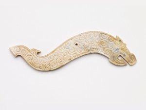 Drachenförmiger Anhänger, 5.-4. Jahrhundert v. Chr. von Eastern Zhou Dynasty Chinese School