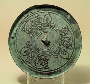 Spiegel mit verschlungenen Drachen, Östliche Zhou-Dynastie, Zeit der Streitenden Reiche, 475-221 v. Chr.