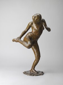Tänzerin, die auf die Sohle ihres rechten Fußes schaut (Bronze mit heller brauner Patina. Hohl, Wachsausschmelzverfahren, gegossen)