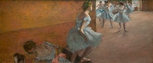 Tänzerinnen steigen eine Treppe hinauf