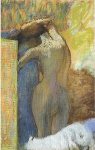 Frau, die sich die Haare trocknet