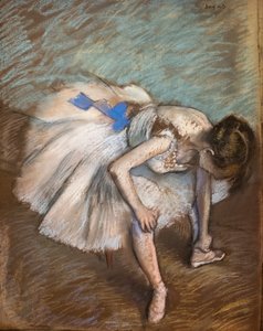 Sitzende Tänzerin massiert ihren Fuß. 1881-1883. Pastell auf braunem Papier auf Karton geklebt.
