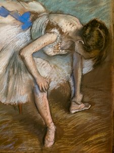 Sitzende Tänzerin massiert den Fuß (Detail) von Edgar Degas