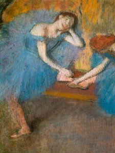 Zwei ruhende Tänzerinnen (auch bekannt als „Blaue Tänzerinnen“) (Detail). Um 1898. Pastell auf feinem Velinpapier.