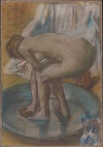 Frau badet in einer flachen Wanne von Edgar Degas