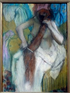 Frau beim Frisieren