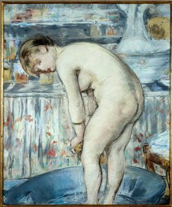 Die Wanne oder Frau in einer Wanne. Eine Frau mit den Füßen in einem Becken macht ihre Toilette