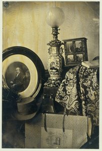 Stillleben mit fotografischem Porträt von Asser, Stereoskop und Portfolio