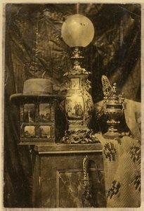 Stillleben mit Stereoskop, Hut, chinesischer Vase, silbernem Prunkpokal und Degen