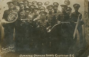 Fotopostkarte der Jenkins Orphanage Band, Charleston, South Carolina, 1914 von Edward Elcha