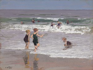 Kinder spielen in der Brandung