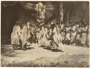 [Naida tanzt den Tanz des Lebens und des Todes] von Edward S. Curtis