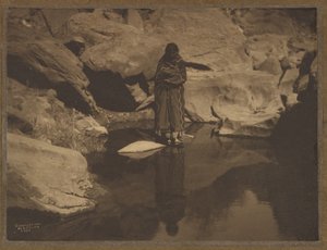 [Frau im Wasser stehend] von Edward S. Curtis