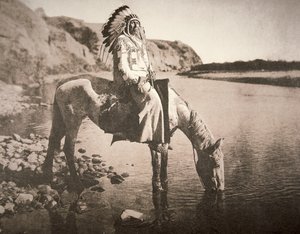 Ein Häuptling des Blackfeet-Stammes, ca. 1907 (s/w Foto) von Edward Sheriff Curtis