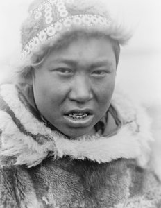 Ein Eskimo-Jugendlicher aus Hooper Bay, Alaska, ca. 1929 (s/w Foto)