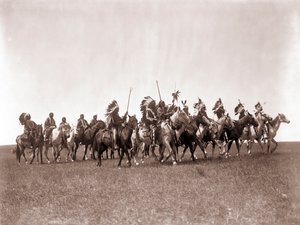 Brule Sioux Kriegspartei von Edward S. Curtis, ca. 1907 (getönter Silberdruck)