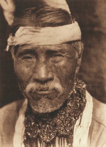 Nahaufnahme eines alten nordamerikanischen Indianers von vorne gesehen