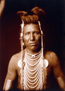Indianerkrieger: Ben Long Ear ca. 1905, Foto von Edward S. Curtis