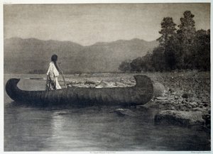 Indianer Amerikas: Ein Indianer auf einem Kanu im südlichen Flathead Lake, Montana von Edward Sheriff Curtis