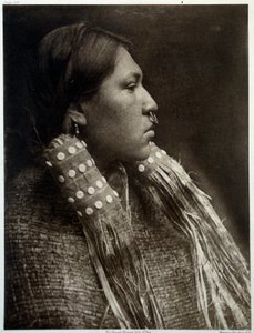Indianer Amerikas: Porträt eines indianischen Mädchens mit Nasenpiercing
