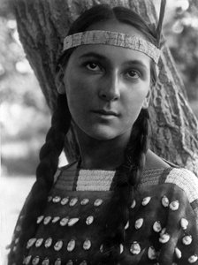 Lucille, Dakota-Frau, ca. 1908, Foto von Edward S. Curtis von Edward Sheriff Curtis