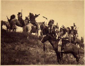 Planung eines Überfalls. Die Indianer, in ihren beeindruckenden typischen Kostümen, versammeln sich in äußerst malerischen Gruppen. Dies ist eine Truppe von Sioux Ogalala (Oglala), auf einem Hügel mit Blick auf das Wounded Knee Valley im Pine Ridge Reserva