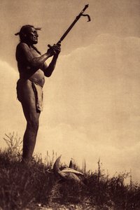 Gebet zum Geheimnis. Beim Beten wurde die Pfeife immer dem Großen Manitou angeboten, indem sie zum Himmel erhoben wurde. Zu Füßen des Betenden liegt ein Büffelschädel, der den Geist des Tieres symbolisiert, von dem die Indianer so sehr abhingen. Der Mann, 
