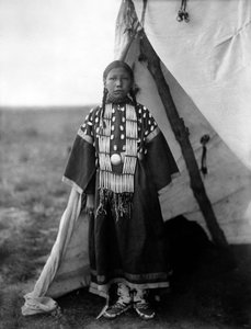 Rosa Lame Dog, Dakota-Frau am Eingang eines Tipis, ca. 1905, Foto von Edward S. Curtis von Edward Sheriff Curtis