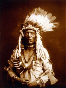 Weasel Tail, Piegan, mit einem Tomahawk, ca. 1900, Foto von Edward S. Curtis von Edward Sheriff Curtis