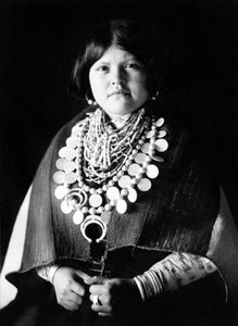 Junge Indianerin mit Zuñi-Schmuck, ca. 1903, Foto Edward S. Curtis von Edward Sheriff Curtis
