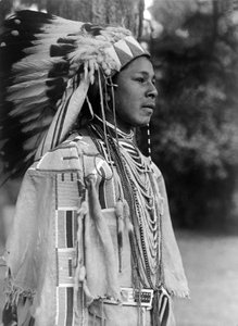 Jugend in Festtagskleidung, Umatilla, ca. 1910, Foto von Edward S. Curtis von Edward Sheriff Curtis