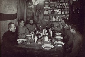 Die Männer, Mittwintertag-Dinner, Britische Antarktis-Expedition, Kap Evans, 22. Juni 1912 von Edward W. Nelson