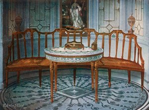 Geschnitztes Satinholz-Sofa. Bemalter und vergoldeter Tisch