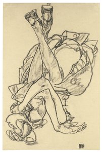 Mädchen liegt auf dem Rücken mit verschränkten Armen und Beinen, 1918