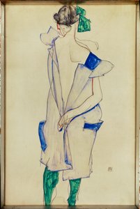Stehendes Mädchen mit blauem Kleid und grünen Strümpfen, Rückenansicht