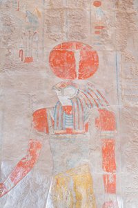 Basrelief des Sonnengottes Ra, Tempel der Hatschepsut von Deir Al Bahari, Luxor, Ägypten