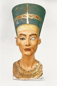 Büste der Königin Nofretete, Vorderansicht, aus dem Atelier des Bildhauers Thutmosis in Tell el-Amarna (bemalter Kalkstein)
