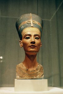 Büste der Königin Nofretete, Vorderansicht, aus dem Atelier des Bildhauers Thutmose in Tell el-Amarna (bemalter Kalkstein)