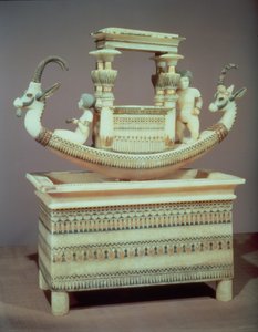 Truhe mit einem Boot, dekoriert mit zwei Köpfen eines syrischen Steinbocks und zwei weiblichen Figuren, die als Prinzessin Mutnedjmet angesehen werden, aus dem Grab von Tutanchamun (ca. 1370-52 v. Chr.) Neues Reich (Alabaster)