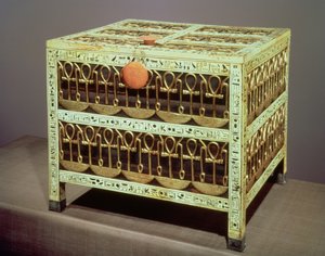 Truhe aus dem Schatzhaus des Grabes von Tutanchamun (ca. 1370-52 v. Chr.) Neues Reich (Holz und Elfenbein mit aufgetragenem Gold und Silber)