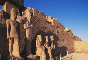Kolossale Statuen des Tempels von Amun, Thebanische Nekropole, Luxor, Ägypten, Neues Reich, Dynastie XVIII