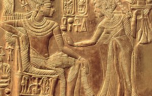 Detail vom Goldenen Schrein des Tutanchamun (ca. 1370-52 v. Chr.) zeigt die Königin, die ihn mit duftendem Salböl salbt (Detail) von Egyptian 18th Dynasty