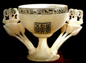 Ägyptische Antiquitäten: Kelch der Unsterblichkeit der Wohltäter von Theben von Egyptian 18th Dynasty