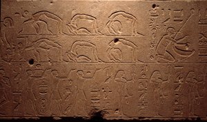 Ägyptische Antike: Detail eines gravierten Freskos, das Tänzer, Kontorsionisten und Musiker darstellt. Zeit der Königin Hatschepsut (18. Dynastie). Luxor, Ägyptisches Kunstmuseum von Egyptian 18th Dynasty