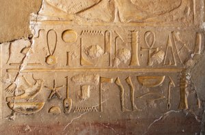Ägyptische Antike: Detail einer Inschrift mit Kartusche und Hieroglyphen, die langes Leben und Wohlstand darstellen. Tempel der Königin Hatschepsut (1479 v. Chr. - 1457 v. Chr.) Deir el-Bahari, Ägypten von Egyptian 18th Dynasty