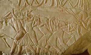 Ägyptische Antike: Sklaven tragen einen Obelisken während der großen Bauarbeiten des pharaonischen Ägyptens. Detail eines Reliefs aus dem Grab eines hohen Beamten der späten 18. Dynastie. 1570-1320 v. Chr. Bologna, Civico Museo Archeologico