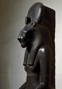 Ägyptische Antike: Die Löwengöttin Sachmet mit Sonnenscheibe gekrönt. Statue aus schwarzem Granit, 1540-1295 v. Chr. Turin, Ägyptisches Museum von Egyptian 18th Dynasty