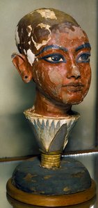 Ägyptische Antiquität: Porträt des jungen Pharao Tutanchamun, unterstützt von einem Lotusblatt. Bemalte Holzschnitzerei. Aus dem Schatz von Tutanchamun. Ägyptisches Museum, Kairo