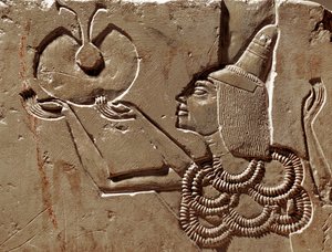 Figur, die ein Opfer darbringt