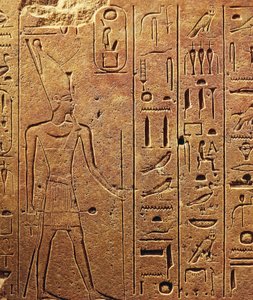Hieroglyphen, Detail eines Blocks aus dem Tempel von Hatschepsut in Karnak, ägyptische Zivilisation, Neues Reich, Dynastie XVIII von Egyptian 18th Dynasty